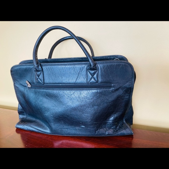 Bundle of Handbags: Danier and Topshop - Picture 4 of 15